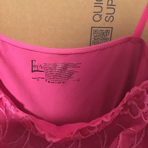 Spaghetti strap tank top with lace - Picture 3 of 6